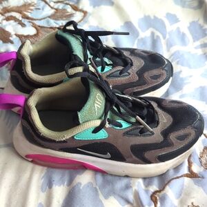 Girls Nike Air Max 200 size 12. Black, gray, pink, teal.